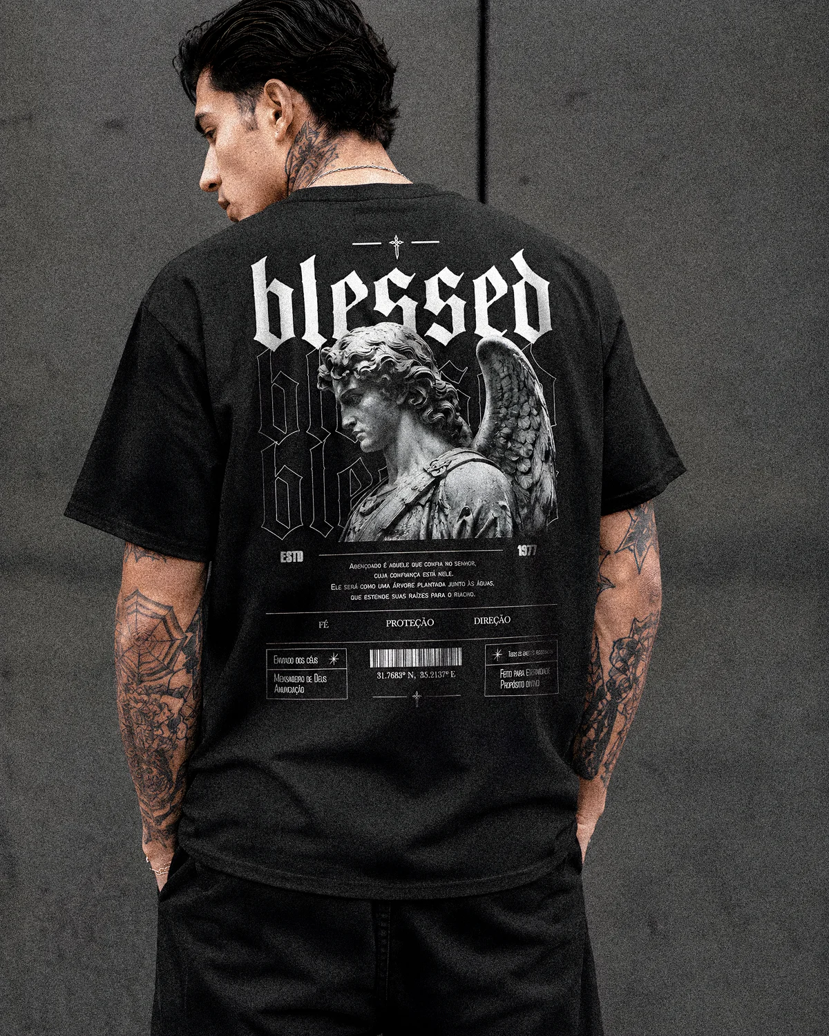 Mockup da camiseta Blessed com a arte do anjo nas costas
