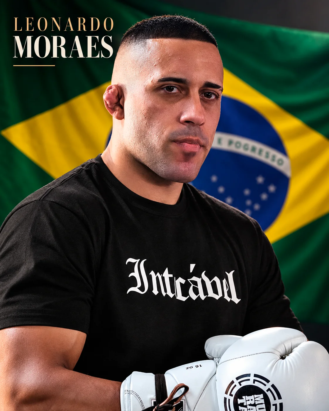 Leonardo Moraes com camiseta Intocábel preta e bandeira do Brasil