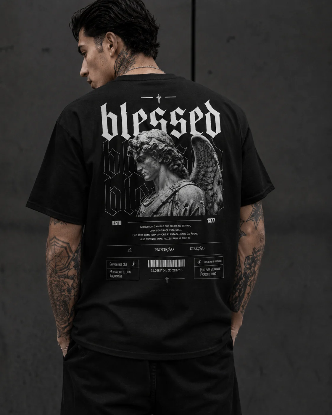 Mockup da estampa Blessed aplicada nas costas da camiseta